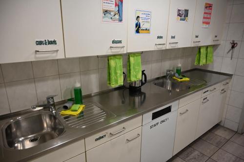 Kuchyň nebo kuchyňský kout v ubytování Bern Backpackers Hotel Glocke