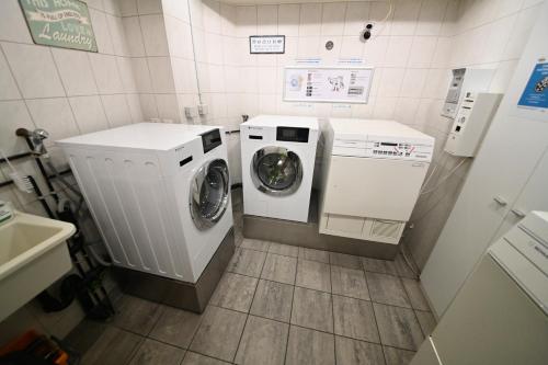 a washing machine and a washer and dryer in a bathroom at Bern Backpackers Hotel Glocke in Bern