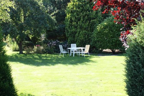 a table and chairs sitting in a yard at Volker Callsen Ferienwohnungen in Gelting