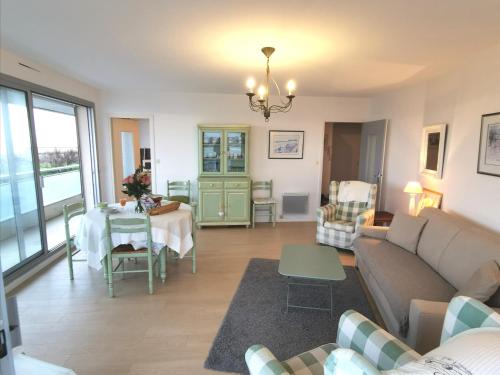 un salon avec un canapé et une table dans l'établissement Brise Lame, à Les Sables-dʼOlonne