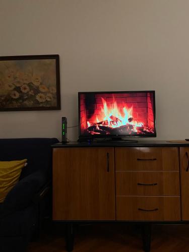 Una televisión o centro de entretenimiento en Bella apartment