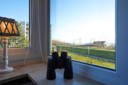 une paire de jumelles assises devant une fenêtre dans l'établissement Hanseat I Whg 33, à Grömitz