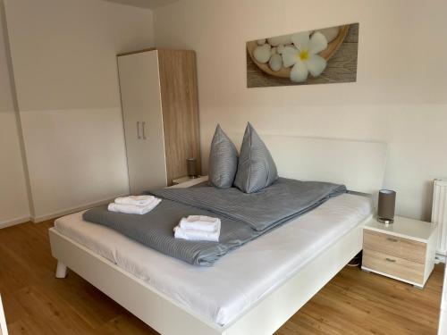 
a bedroom with a bed and a painting on the wall at Apartments am Brandenburger Tor in Berlin
