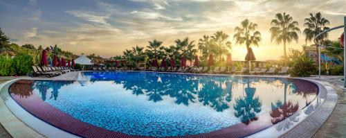 The swimming pool at or close to Justiniano Deluxe Resort