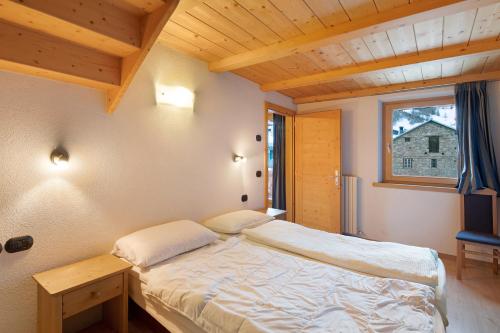 Arancione Al bait da Giulio في ليفينو: غرفة نوم بسرير ومكتب ونافذة