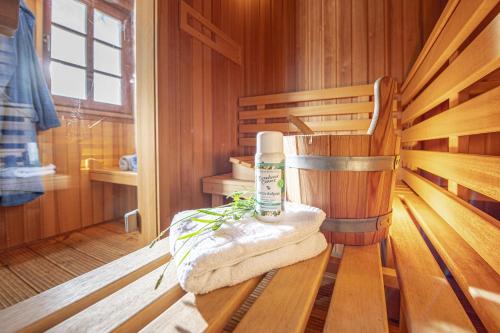 a sauna with a towel and a bottle of shampoo at Ferienhaus Gesoeders Hus in Sankt Peter-Ording