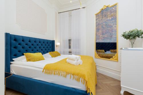 En eller flere senge i et værelse på Royal Apartment Kopernika by Renters Prestige