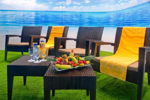 Una mesa con un bol de fruta encima de un balcón. en GHT Oasis Tossa & Spa, en Tossa de Mar