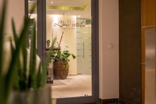 リートベルクにあるLind Hotelの鉢植えの店の出入口
