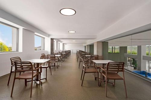 Restaurace v ubytování Ramada by Wyndham Targu Jiu
