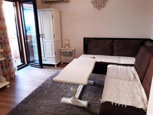 sala de estar con sofá y mesa en Apartman Maša, en Budva