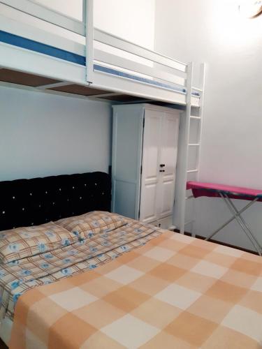 1 dormitorio con litera y colcha en Apartman Maša, en Budva