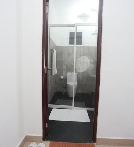 Ein Badezimmer in der Unterkunft KINGS GATE Airport TRANSIT HOTEL
