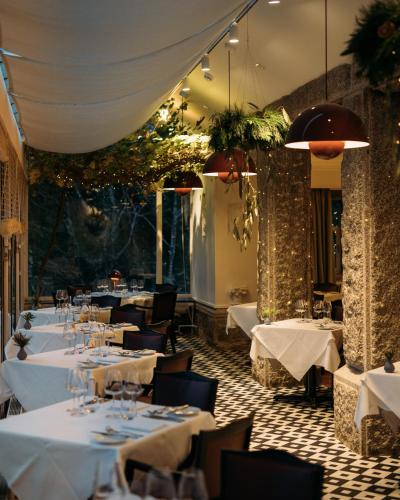 Un restaurante u otro lugar para comer en Hotel Meudon
