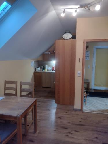 ein Wohnzimmer mit einem Tisch und einer Küche in der Unterkunft Ferienwohnung Anna in Semmering