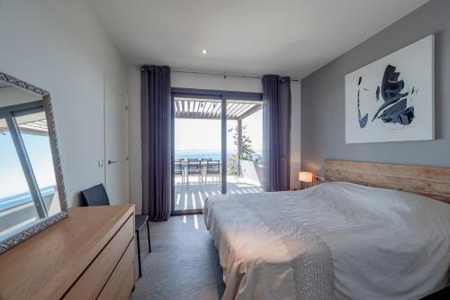 ein Schlafzimmer mit Bett und Blick auf das Meer in der Unterkunft Villa Velazquez Canyelles Almadrava - Immo Barneda in Roses