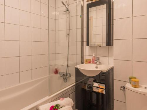 La salle de bains est pourvue d'une douche, d'un lavabo et de toilettes. dans l'établissement Studio Chamonix-Mont-Blanc, 1 pièce, 4 personnes - FR-1-517-32, à Chamonix-Mont-Blanc