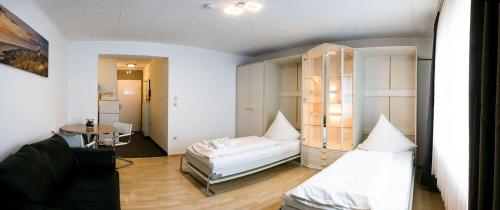 ein Wohnzimmer mit einem Bett und einem Tisch in der Unterkunft Apart. 1 OG Nr1 in Darmstadt