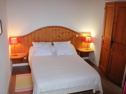 1 dormitorio con 1 cama blanca grande y 2 lámparas en Gîte Le Mas-de-Tence, 3 pièces, 6 personnes - FR-1-582-132 en Le Mas-de-Tence