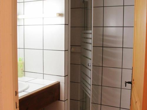 een kleine badkamer met een wastafel en een toilet bij Gîte Le Mas-de-Tence, 3 pièces, 6 personnes - FR-1-582-132 in Le Mas-de-Tence