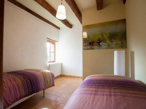 1 dormitorio con 2 camas y un cuadro en la pared en Gîte Communauté de communes Brenne - Val de Creuse-Rosnay, 5 pièces, 8 personnes - FR-1-591-141 en Rosnay