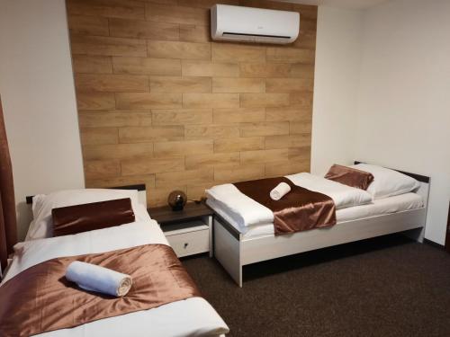 pokój z 2 łóżkami w pokoju w obiekcie Rodinný pension U Soudku w mieście Rudník