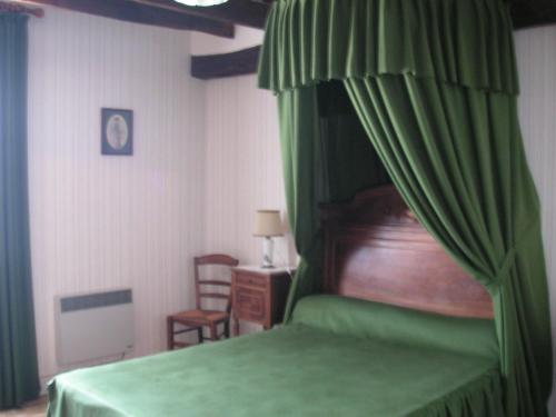 Кровать или кровати в номере Gîte Gehée, 6 pièces, 10 personnes - FR-1-591-34