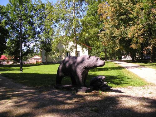 a statue of a bear and a baby bear at Paslepa Mõis in Paslepa