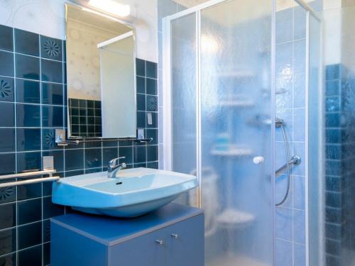 y baño azul con lavabo y ducha. en Gîte Étain, 4 pièces, 6 personnes - FR-1-585-57, en Étain