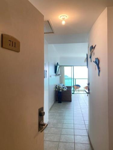 a hallway with a door with birds on the wall at Suite en Colón Miramar con Netflix para 8 personas in Salinas