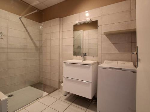 A bathroom at Gîte Saint-Julien-Molhesabate, 4 pièces, 6 personnes - FR-1-582-261