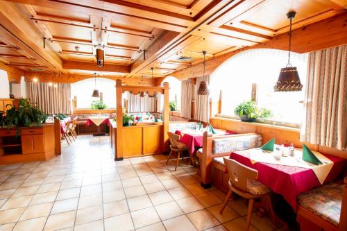 un restaurante con mesas y sillas en una habitación en Sporthotel Flachauwinkl en Flachau
