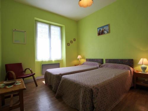 Dormitorio verde con 2 camas y ventana en Gîte Le Brignon, 4 pièces, 6 personnes - FR-1-582-185 en Le Brignon