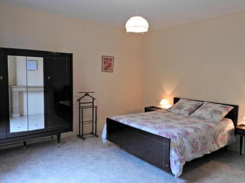 ein Schlafzimmer mit einem Bett und einem TV in der Unterkunft Gîte Ferrière-et-Lafolie, 4 pièces, 6 personnes - FR-1-611-3 