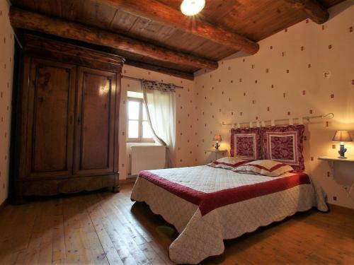 een slaapkamer met een groot bed in een kamer bij Gîte Saint-Paulien, 4 pièces, 6 personnes - FR-1-582-266 in Saint-Paulien