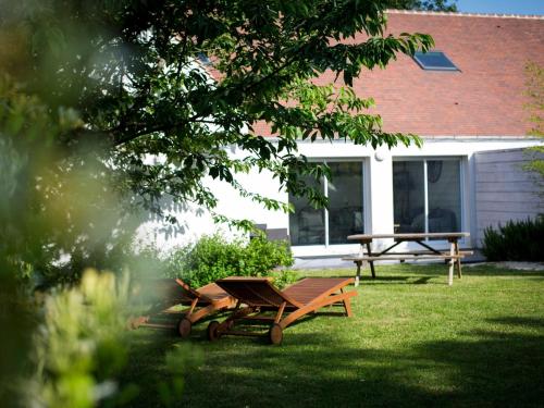 a picnic table and a bench in a yard at Gîte spacieux avec piscine chauffée, wifi et tennis au bord de la Loire - FR-1-590-97 in Sigloy