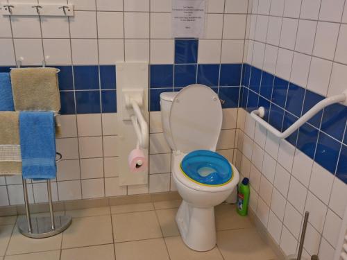 Culey的住宿－Gîte Culey, 3 pièces, 4 personnes - FR-1-585-36，一间带蓝色座椅卫生间的浴室