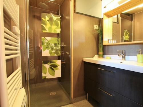 een badkamer met een douche, een wastafel en een spiegel bij Gîte Saint-Julien-Chapteuil, 2 pièces, 2 personnes - FR-1-582-29 in Saint-Julien-Chapteuil