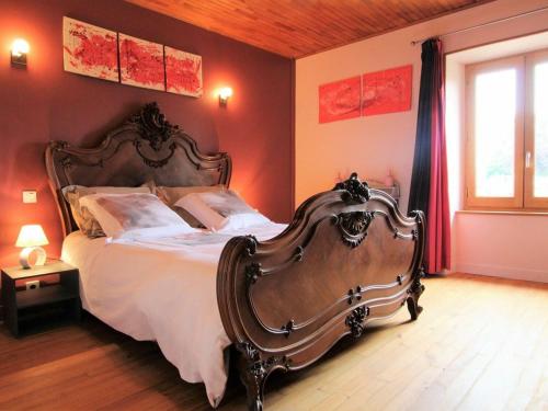 1 dormitorio con 1 cama grande y cabecero de madera en Gîte Saint-Privat-du-Dragon, 4 pièces, 6 personnes - FR-1-582-31 en Saint-Privat-du-Dragon