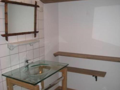 ein Bad mit einem Waschbecken und einem Spiegel in der Unterkunft Gîte Tonnoy, 3 pièces, 4 personnes - FR-1-584-35 in Tonnoy