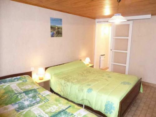 ein Schlafzimmer mit 2 Betten und einem Bücherregal in der Unterkunft Gîte Freycenet-la-Tour, 4 pièces, 8 personnes - FR-1-582-236 in Freycenet-la-Tour