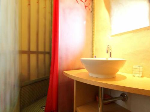 bagno con lavandino e tenda doccia rossa di Gîte Ally, 2 pièces, 2 personnes - FR-1-582-221 