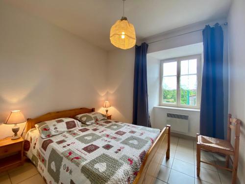 1 dormitorio con cama y ventana en Gîte Alleyrac, 4 pièces, 6 personnes - FR-1-582-66, en Alleyrac