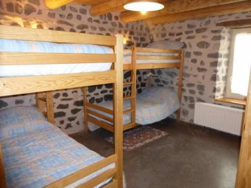 Zimmer mit 3 Etagenbetten und einem Fenster in der Unterkunft Gîte Rauret, 4 pièces, 8 personnes - FR-1-582-186 in Rauret