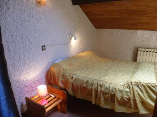 Katil atau katil-katil dalam bilik di Maison de Vacances Nature avec Grand Jardin et Proximité La Chaise-Dieu - FR-1-582-242