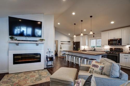 een keuken en woonkamer met een grote open haard bij Blue Fish Cottage in Waterford