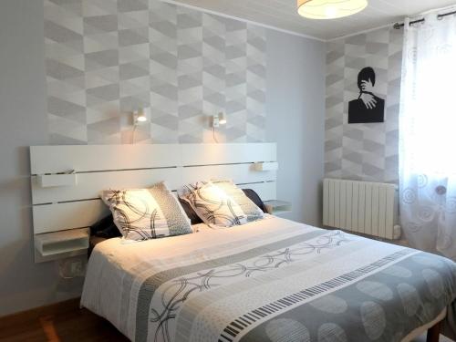 1 dormitorio con 1 cama con edredón gris y blanco en Gîte Choiseul, 3 pièces, 4 personnes - FR-1-611-23, 