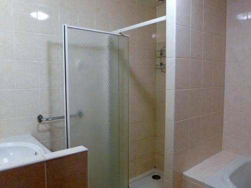 eine Dusche mit Glastür im Bad in der Unterkunft Gîte Bourmont-entre-Meuse-et-Mouzon-Bourmont, 4 pièces, 6 personnes - FR-1-611-58 in Bourmont