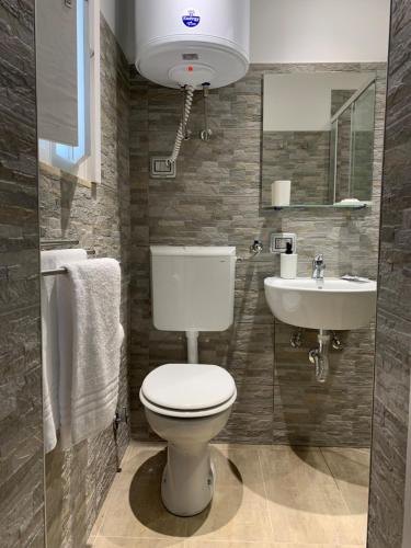 een badkamer met een toilet en een wastafel bij Villaggio Turistico Europeo in Catania