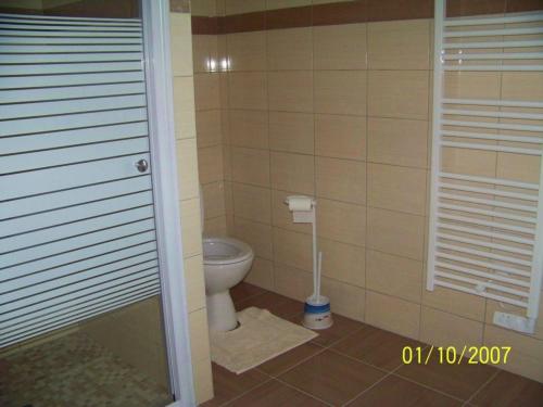 ein Badezimmer mit einem WC und einer Klobürste in der Unterkunft Gîte La Garnache, 4 pièces, 6 personnes - FR-1-426-195 in La Garnache